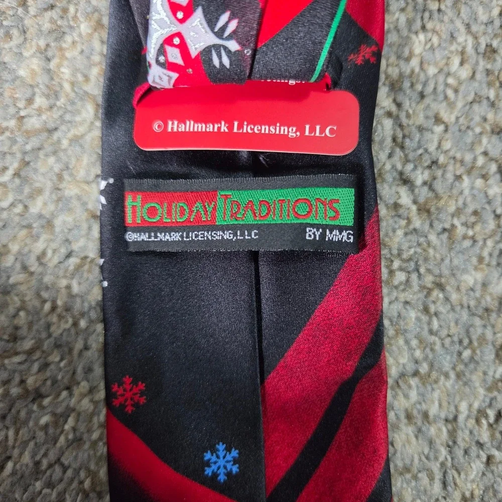 Holiday Traditions Hallmark Snowflake Christmas Necktie Red Black Green Mens Tie